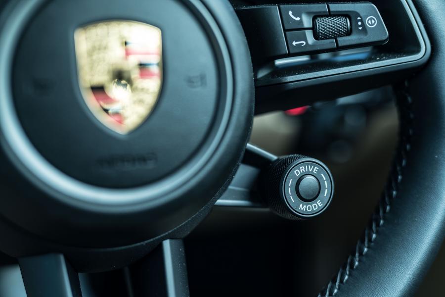 Детали интерьера Porsche 911 Carrera 4S (992) 2019 года  (JP) (фото 23 из 24)